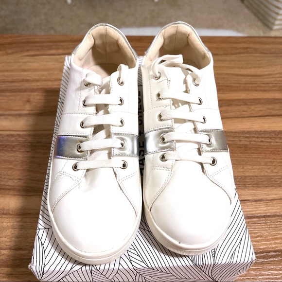 3/$20 🌸 Chase and Chloe white and silver Yaya sneakers, Size 8 - Picture 2 of 8